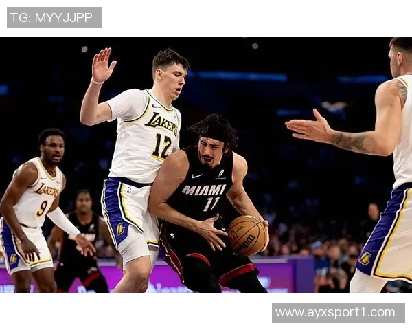 哈克斯高效表现引领球队胜利11投8中斩获20分5篮板6助攻正负值全场最佳